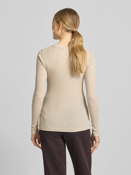 Frauenmodel trägt Slim Fit Langarmshirt aus Baumwoll-Mix von Marc O'Polo, Optik: Unifarben, Rundhals, Ripp, Ganzkörperansicht Rückansicht.