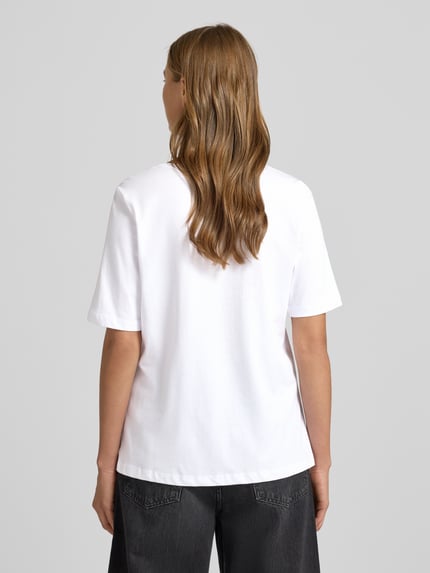 Frauenmodel trägt T-Shirt mit Ziersteinbesatz von Milano Italy in Weiß aus reiner Baumwolle, Regular-Fit, Ganzkörperansicht Rückansicht.