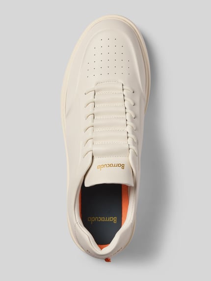 Produktfoto, Sneaker aus Leder mit Label-Detail von Barracuda in Creme mit abgerundeter Spitze, Schnürung, Label-Detail, Absatzhöhe 4 cm, Schafthöhe 8 cm, Schaftweite 9 cm, Struktur glattes Leder, Herren Sneaker