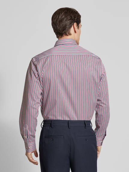 Männermodel trägt Regular Fit Business-Hemd mit Kentkraag van ETERNA, puur katoen, lange mouwen, borstzak, ruglengte 80 cm, schouderbreedte 44 cm, mouwlengte 64 cm, gestreept, kleuren rood en wit, effen pantalon, Ganzkörperansicht Rückansicht.