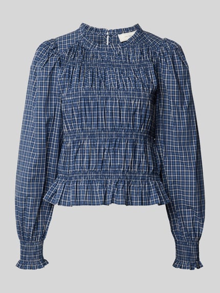 Produktfoto, Bluse mit Smok-Details und Rüschensaum Modell 'Marcia' von Neo Noir aus reiner Baumwolle, kariertes Muster in Blau und Weiß, körpernaher Schnitt, Rundhalsausschnitt mit Rüschen, Rüschensaum und -ärmel, Vorderansicht