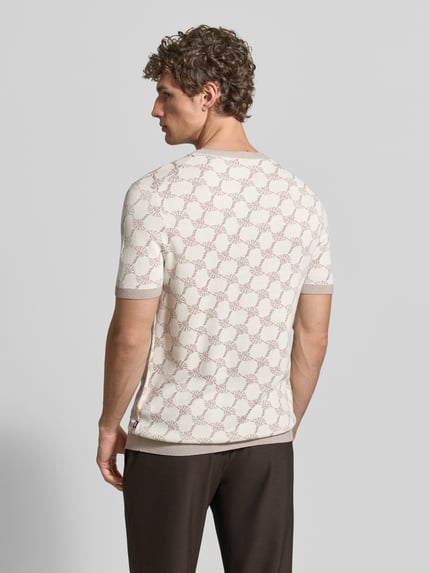 Männermodel trägt T-Shirt mit Viskose-Anteil und Rundhalsausschnitt Modell 'Ravao' von JOOP! Collection im Modern Fit, Rückansicht