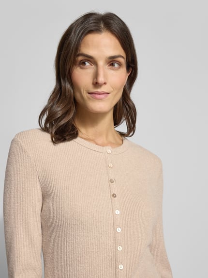 Modelka kobieca nosi Cardigan mit Rundhalsausschnitt Modell 'Saltus' od OPUS, beżowy, prążkowana tekstura, zapięcie na guziki, zdjęcie z przodu półzbliżenie.