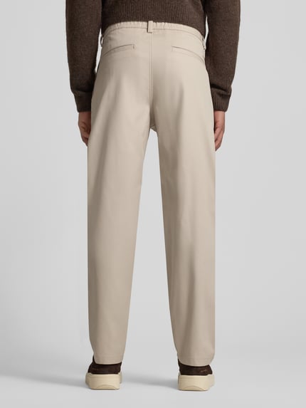 Männermodel trägt Tapered Chino mit Kordelzug Modell 'CHINO ST-P' von BOSS Orange, Optik: Unifarben, Passform: Tapered, Baumwoll-Mix, Ganzkörperansicht Rückansicht.