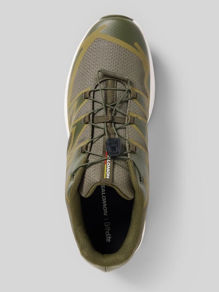 Produktfoto, Sneaker mit profilierter Sohle Modell 'XT-EVR' von Salomon in Olivgrün und Weiß, abgerundete Spitze, Schnürung, Logo, Draufsicht