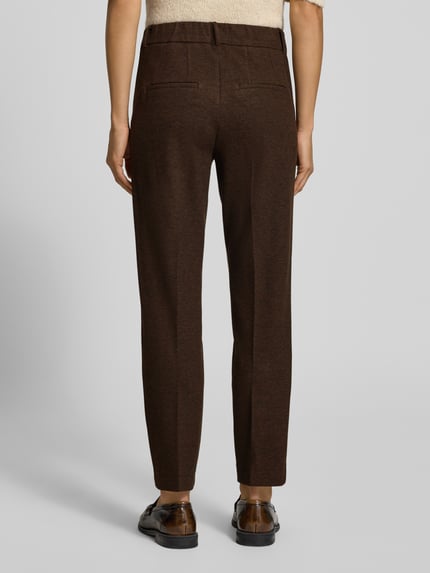 Frauenmodel trägt Regular Fit Hose mit Bügelfalte von Stehmann, braun, unifarben mit Strukturmuster, Webware, Ganzkörperansicht Rückansicht.