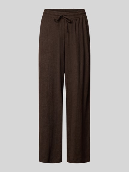 Produktfoto, Wide Fit Stoffhose mit Strukturmuster Modell 'Mileni' von OPUS in Dunkelbraun, elastischer Bund, Eingrifftaschen, strukturierte Oberfläche, elastischer Material-Mix, Tunnelzug, Damenhose