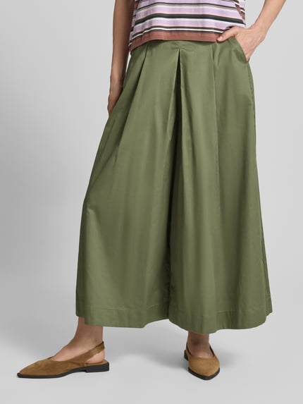 Vrouwenmodel draagt Wide Fit Stoffhose mit Bundfalten van Christian Berg Woman in olijfgroen, katoen, verkorte pasvorm, elastische tailleband, frontale geheellichaamsweergave.