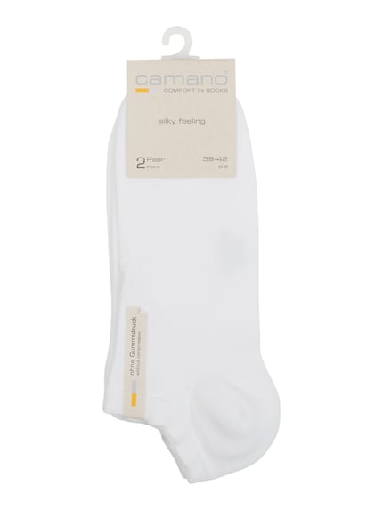 Produktfoto, weiße Sneakersocken im 2er-Pack Modell 'SILKY' von camano, Viskose-Mix mit Stretch-Anteil, körpernahe Passform, glatte Textur.