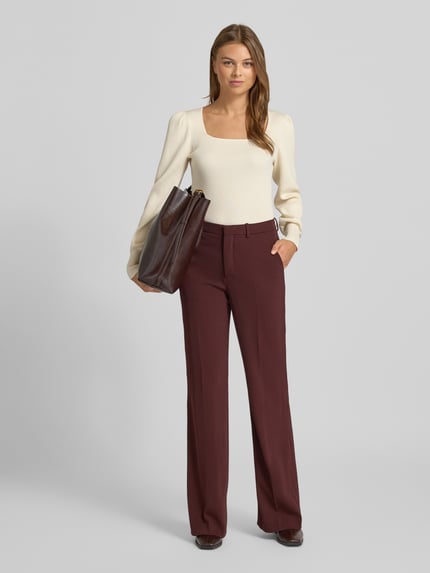 Vrouwenmodel draagt gebroken witte gebreide pullover met pofmouwen, vierkante hals en riblook model 'DIEKA' van Lauren Ralph Lauren, mix van katoen en modal, slim fit, volledig zichtbaar van voren.