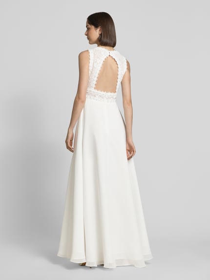 Frauenmodel trägt Abendkleid mit floralem Stitching von Luxuar in Weiß, semitransparentes Design, taillierte Passform, Ganzkörperansicht Rückansicht.