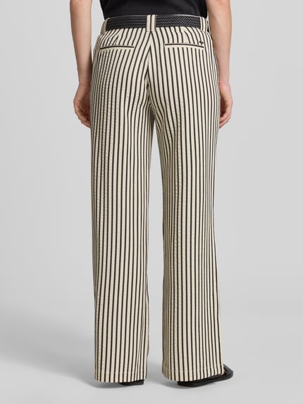 Vrouwenmodel draagt Wide Fit broek met viscose van Christian Berg Woman in materiaalmix, afneembare riem in vlechtlook, steekzakken, binnenbeenlengte maat 36: 80 cm, bandwijdte maat 36: 42 cm, zwart-beige gestreept, volledige lichaamsaanzicht achteraan.
