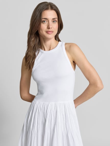Frauenmodel trägt Fit and Flare Sommerkleid aus Baumwoll-Mix von Polo Ralph Lauren, unifarben, Maxi-Länge, Nahaufnahme Oberkörper.