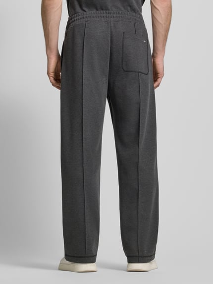 Männermodel trägt Regular Fit Sweatpants aus Baumwoll-Mix Modell 'DINETO' von HUGO, unifarben, elastischer Bund, Rückansicht.