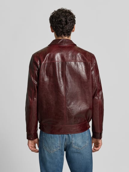 Männermodel trägt Regular Fit Jacke in Leder-Optik mit Umlegekragen von Emporio Armani, dunkelrot, glatte Struktur, Ganzkörperansicht Rückansicht.