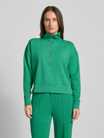 Vrouwenmodel draagt Sweatshirt mit Umlegekragen van Christian Berg Woman, groentint, los model, geribde boorden, voorkant, borstbeeld.