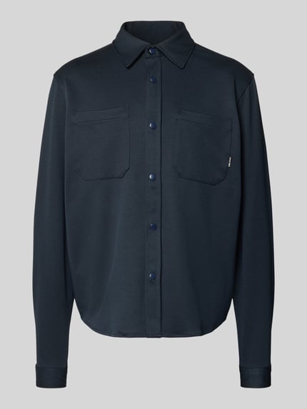 Produktfoto, Regular Fit Vrijetijdsoverhemd van Blend Model 'ADRIAN' in donkerblauw, kentkraag, knoopsluiting, borstzakken, elastische materiaalmix met viscose, ruglengte maat M 68 cm, schouderbreedte 47 cm, mouwlengte 69 cm.