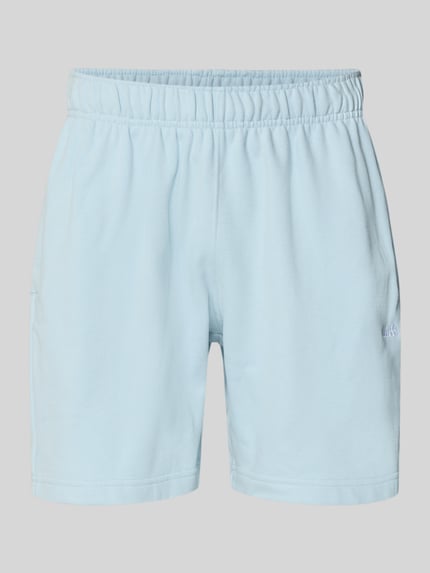 Produktfoto, szorty z mieszanki bawełny, krój relaxed fit, model 'ZANICA' od Ellesse z wyhaftowanym logo, niebieskie, kieszenie, pas elastyczny, kieszeń z tyłu, szerokość w rozmiarze M: 43 cm, długość wewnętrzna nogawki w rozmiarze M: 18 cm