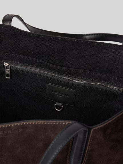 Produktfoto, Shopper aus Leder mit Logo-Prägung Modell 'UNA' von LIEBESKIND BERLIN, Beschichtet, Schwarzes Innenfutter, Reißverschlussfach, Hauptfach, Detailaufnahme