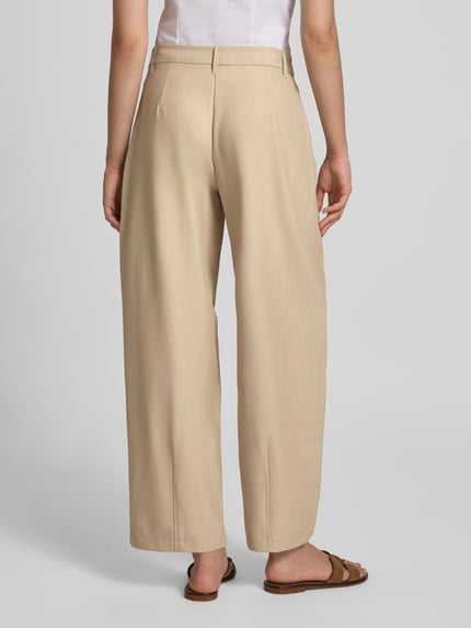 Frauenmodel trägt Slim Fit Anzughose mit Viskose-Anteil Modell 'BOSELLA' von PIECES in Beige, Stoff mit glatter Textur, Ganzkörperansicht Rückansicht.