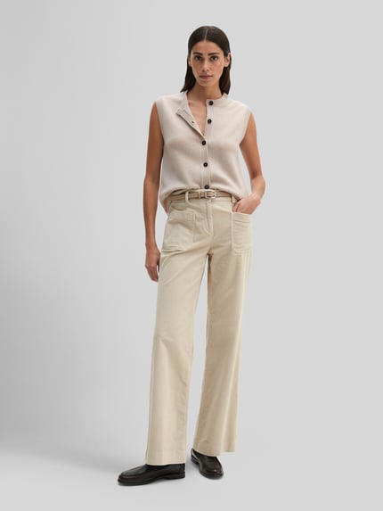Vrouwenmodel draagt Regular fit mouwloos vest uit zuivere scheerwol van Marc O'Polo in beige tinten, gladde textuur, Ganzkörperaanzicht van voren.