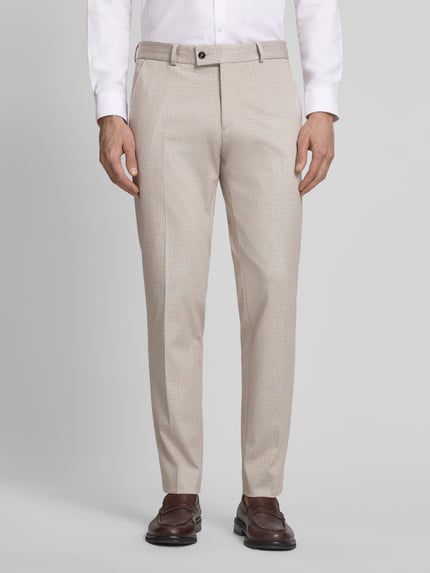 Männermodel trägt Slim Fit Stoffhose mit Viskose-Anteil Modell 'Paco' von CG - Club of Gents, Beige, Bügelfalten, Eingriffstaschen, Knopf- und Reißverschluss, Elastischer-Material-Mix, Ganzkörperansicht von vorne.