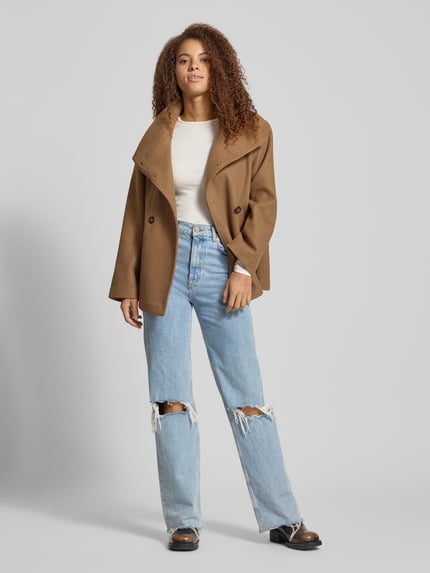 Vrouwenmodel draagt Regular Fit Mantel im Trench-Stil Modell 'AUGUSTA' van Only, uni bruin, lange mouwen, steekzakken, frontaal volledig beeld.