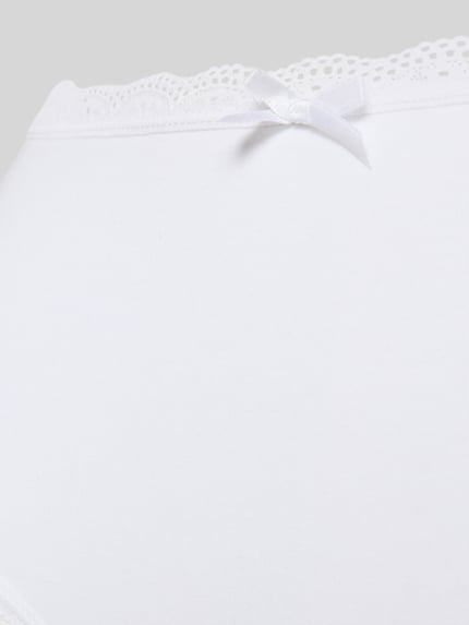Produktfoto, Slip aus Baumwoll-Mix im 3er-Pack Modell 'ESSENTIAL' von DORINA, biały kolor, gładka faktura, koronkowa lamówka, dekoracyjna kokardka, elastyczny materiał, dopasowany fason, damska bielizna