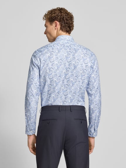 Männermodel trägt Slim Fit Businesshemd in Premiumqualität von Jake*s, hellblaues Muster auf weißem Stoff, Ganzkörperansicht Rückansicht.
