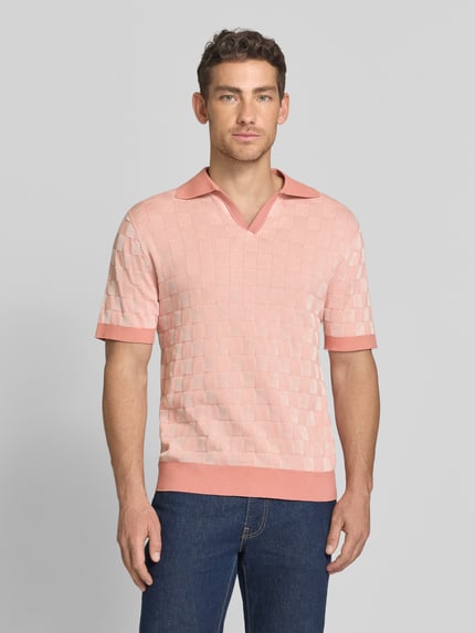 Männermodel draagt relaxed fit poloshirt van puur katoen model 'MILAS' van SELECTED HOMME, meerkleurige look met rasterruitmotief, polokraag, v-hals, korte mouw, knitwear, vooraanzicht van het hele lichaam.
