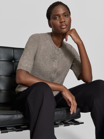 Frauenmodel trägt Regular Fit Cardigan in Strick-Optik Modell 'Iga' von VILA, elastischer Material-Mix, 1/2-Arm, Nahaufnahme Oberkörper.