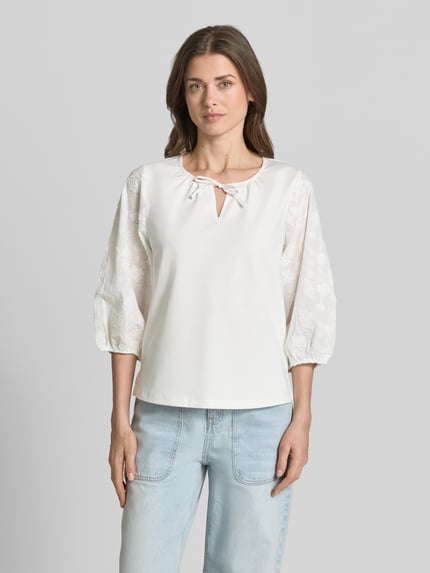 Frauenmodel trägt Regular Fit Blusentop aus Baumwoll-Mix von Tom Tailor, Optik: Unifarben, V-Ausschnitt, Jersey, Kurzarm, Ganzkörperansicht von vorne.