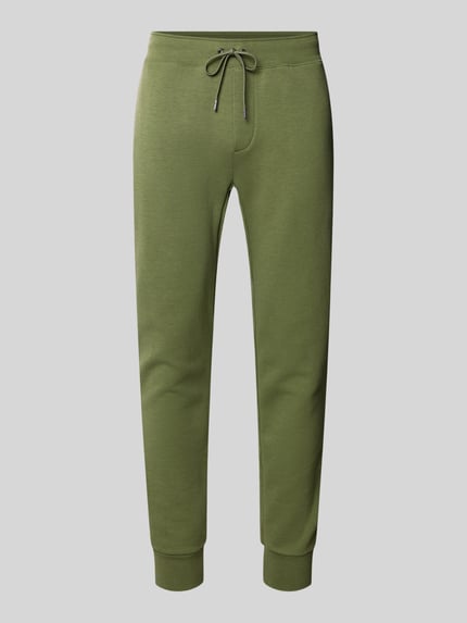 Produktfoto, Tapered Sweatshorts aus Baumwoll-Mix von Polo Ralph Lauren in Optik: Unifarben, mit Tunnelzug, elastischem Bund, seitlichen Eingrifftaschen und Gesäßtasche, Materialverarbeitung: Sweat, Passform: Tapered, Logo-Stitching, grüne Farbe, glatte Textur.