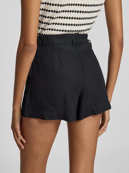 Gina Tricot Szorty lniane o kroju regular fit z zakładkami w pasie Czarny 3