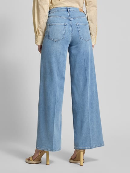 Frauenmodel trägt Wide Leg Jeans mit Bügelfalten Modell 'MAURY' von SEDUCTIVE aus Baumwoll-Lyocell-Anteil, Eingrifftaschen, Ganzkörperansicht Rückansicht.