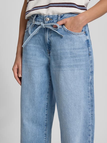 Frauenmodel trägt hellblaue Loose Fit Jeans aus reiner Baumwolle Modell 'GIANNA' von ONLY, Damen Wide & Loose Fit Jeans von ONLY, Nahaufnahme Oberkörper.
