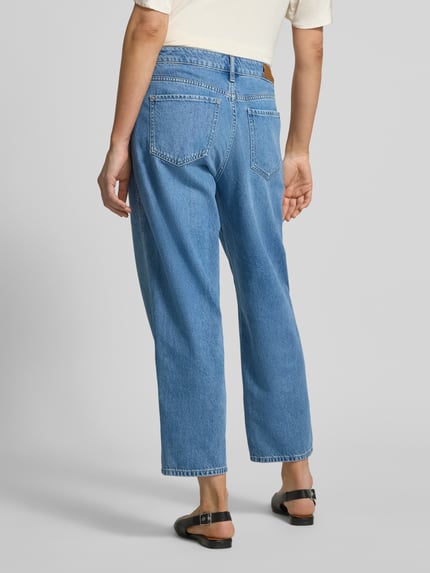Frauenmodel trägt Barrel Fit Jeans mit Eingrifftaschen von Comma aus Baumwoll-Lyocell-Mix im Used-Look, mittleres Blau, Ganzkörperansicht Rückansicht.