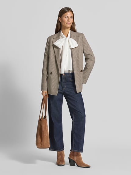Frauenmodel trägt Barrel Jeans aus Baumwoll-Mix Modell 'Liv' von TONI in dunklem Blau mit geradem Schnitt, Damen Barrel Jeans von TONI, Ganzkörperansicht von vorne.