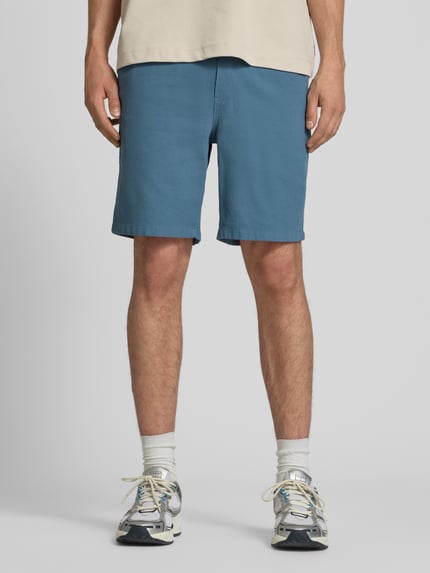 Mannenmodel draagt Shorts met structuurpatroon model 'JAIDEN' van Jack & Jones, puur katoen, regular fit, elastische band, tunnelkoord, bandwijdte maat M 43 cm, binnenbeenlengte maat M 23 cm, voorkant volledig te zien.