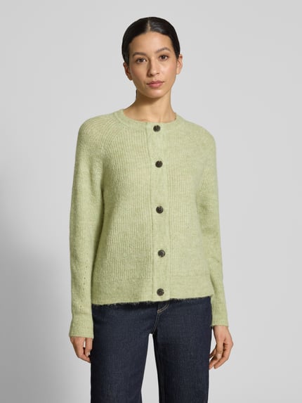 Kobiece model nosi Regular Fit Strickjacke aus Woll-Mix mit Alpaka-Anteil Modell 'LULU' od Selected Femme w kolorze jasnozielonym melange, dzianina, długi rękaw, okrągły dekolt, jednorzędowe zapięcie na guziki, perspektywa: ujęcie całej sylwetki z przodu.