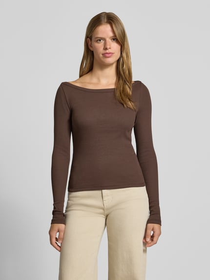 Frauenmodel trägt Slim Fit Shirt aus Baumwoll-Mix Modell 'MAYA' von NOISY MAY®, braun, Ripp-Optik, U-Boot-Ausschnitt, Langarm, Ganzkörperansicht von vorne.