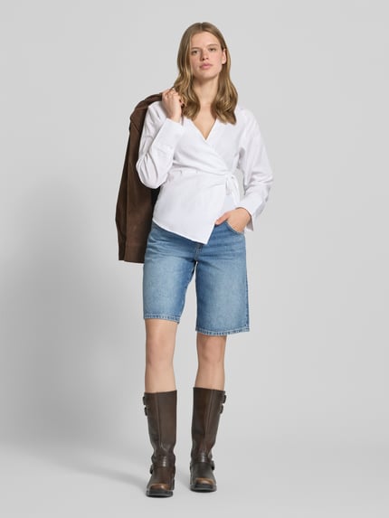 Vrouwenmodel draagt Regular Fit Jeansshorts uit puur katoen model 'MATE' van Only in denimlook, 5-pocketmodel, twill, regular lengte, voorkant volledige lichaamsopname.