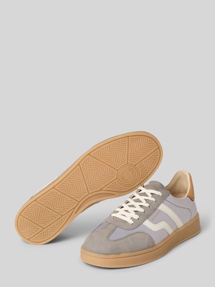 Produktfoto, Sneaker aus Leder-Mix Modell 'Cuzima' von Gant, Damen Sneaker mit abgerundeter Passform, Logo-Print, Schnürverschluss, beigefarbene und weiße Farbtöne, strukturierte Gummisohle, Absatzhöhe bei Größe 40: 3 cm, Schafthöhe: 7 cm, Schaftweite: 8 cm