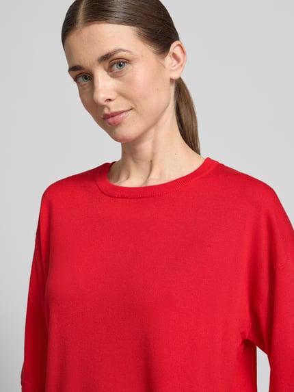 Frauenmodel trägt Strickshirt aus Viskose-Mix Modell 'Conny' von FREE/QUENT in Rot, Rundhalsausschnitt, Nahaufnahme Oberkörper.