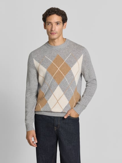 Männermodel trägt Slim Fit Pullover aus reinem kasjmier in tricotlook van Christian Berg Men, grijs, beige en wit, ruglengte 70 cm, mouwlengte 68 cm, ronde hals, ganzkörperansicht van voren