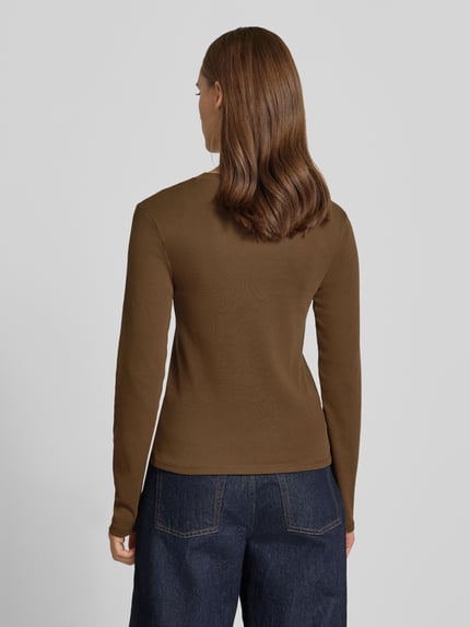 Frauenmodel trägt Longsleeve mit Rundhalsausschnitt Modell 'EVERYDAY' von TOPSHOP aus reiner Baumwolle in Braun, eng anliegend, Ganzkörperansicht Rückansicht.