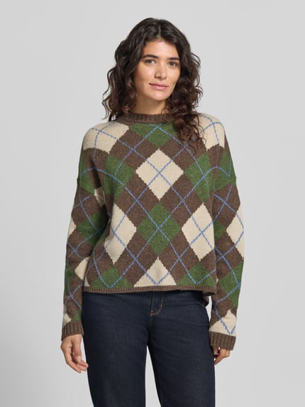 Frauenmodel trägt Pullover aus Wolle mit Rundhalsausschnitt von MAX MARA WEEKEND mit mehrfarbigem Argyle-Strickmuster, Ganzkörperansicht von vorne.