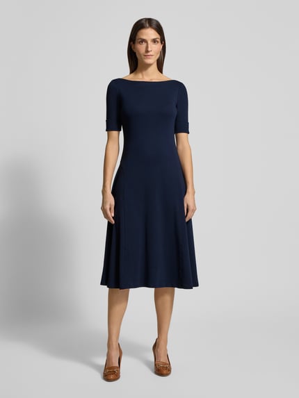Frauenmodel trägt dunkelblaues Midikleid mit 1/2-Arm Modell 'MUNZIE' von Lauren Ralph Lauren aus Baumwoll-Elasthan-Mix, A-Linie, glatte Textur, Carmen-Ausschnitt, Ärmel mit Aufschlag, Rückenlänge 112 cm, Brustweite 26 cm, Ärmellänge 26 cm, Ganzkörperansicht von vorne.