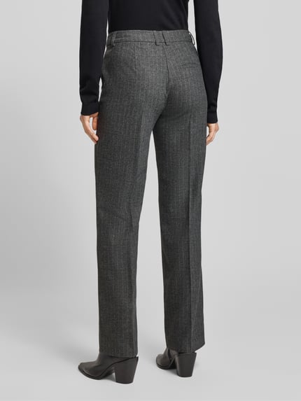 Frauenmodel trägt Schmale Hose aus Woll-Mix von Marc O'Polo, grau meliert, gestreift, Slim Fit, Gürtelschlaufen, Filz-Textur, Ganzkörperansicht Rückansicht.