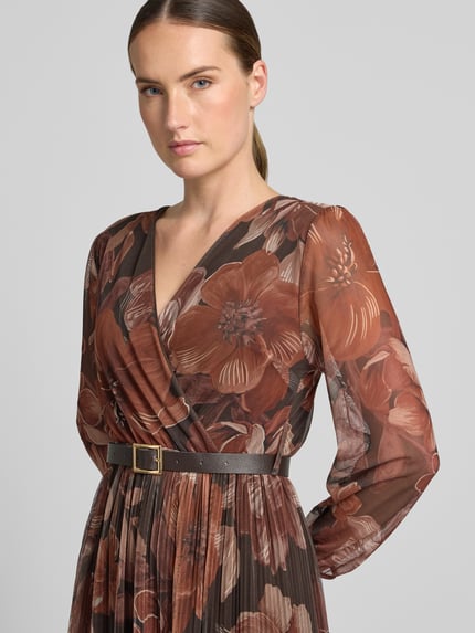 Vrouwenmodel draagt maxi-jurk met riem van ZABAIONE, Materiaalmix met stretch, getailleerd model, Model 'La44uriaa', V-hals in wikkellook, bloemenmotief in bruinrood, elastische mouwboorden, Nahaufnahme bovenlichaam.